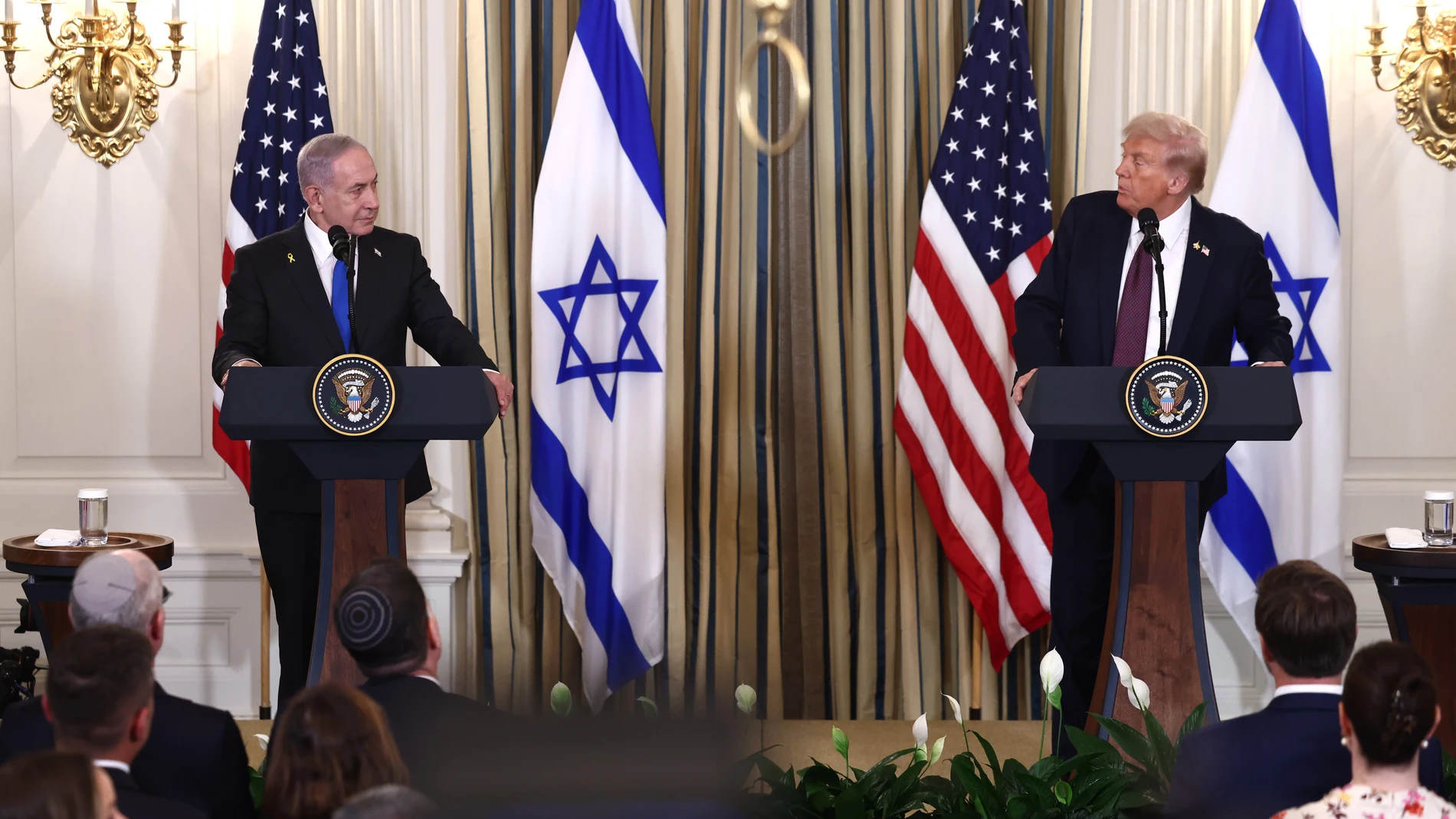 WASHINGTON (United States), 29/09/2025.- US President Donald Trump (R) and Israeli Prime Minister Benjamin Netanyahu (L) speak at a press conference in the State Dining Room of the White House in Washington, DC, USA, 29 September 2025. In their meeting, Trump pressed Netanyahu to accept a peace deal to end Israel's on-going war in Gaza, and for Hamas to free their remaining hostages. EFE/EPA/JIM LO SCALZO / POOL