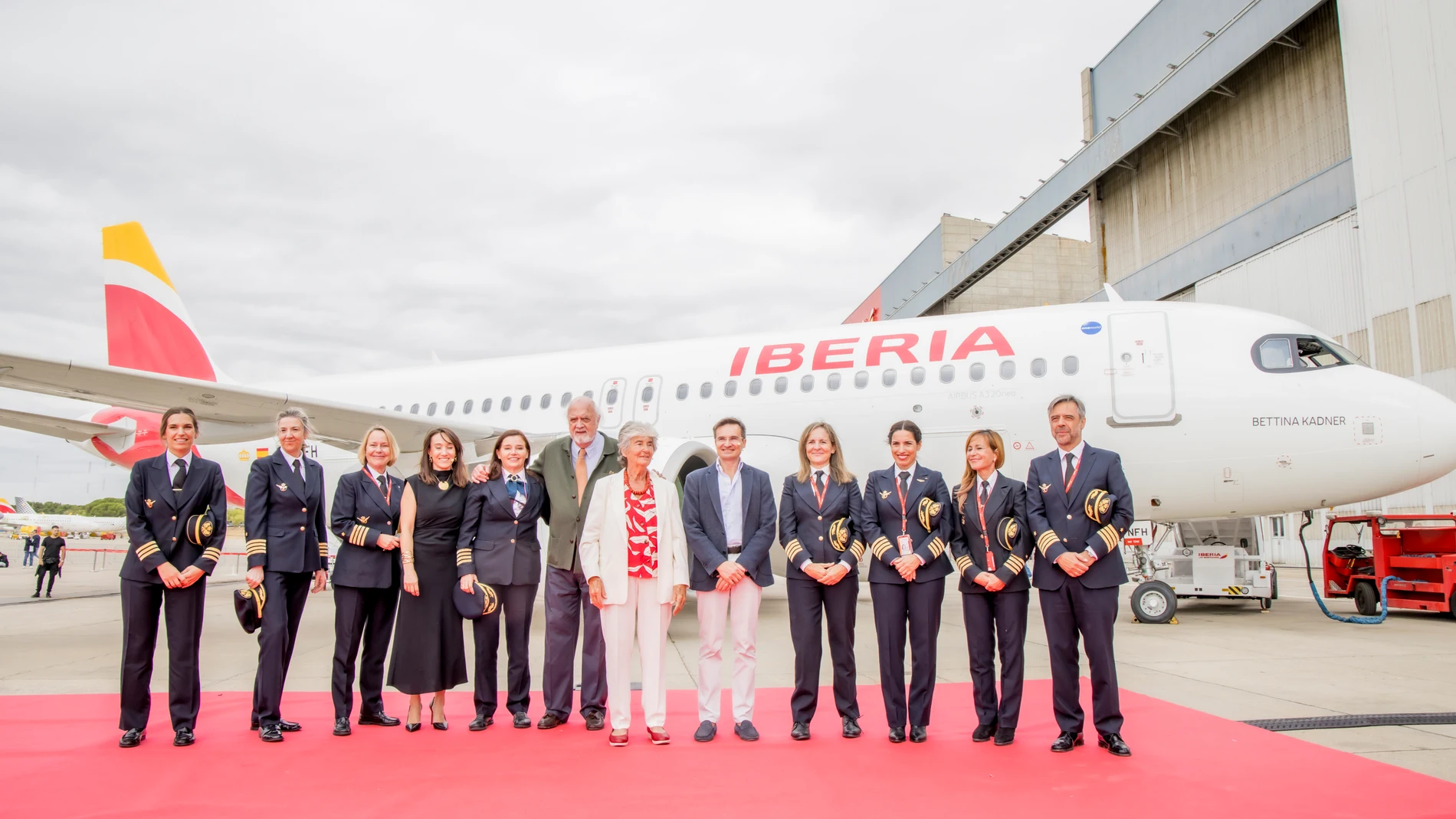 Iberia presenta un Airbus A320neo con el nombre de Bettina Kadner, la primera mujer piloto de la aviación comercial en España