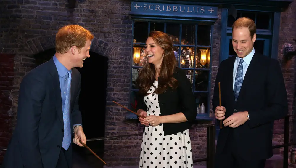 El príncipe Harry, Kate Miffleton y el príncipe Guillermo en los estudios de Harry Potter en Londres