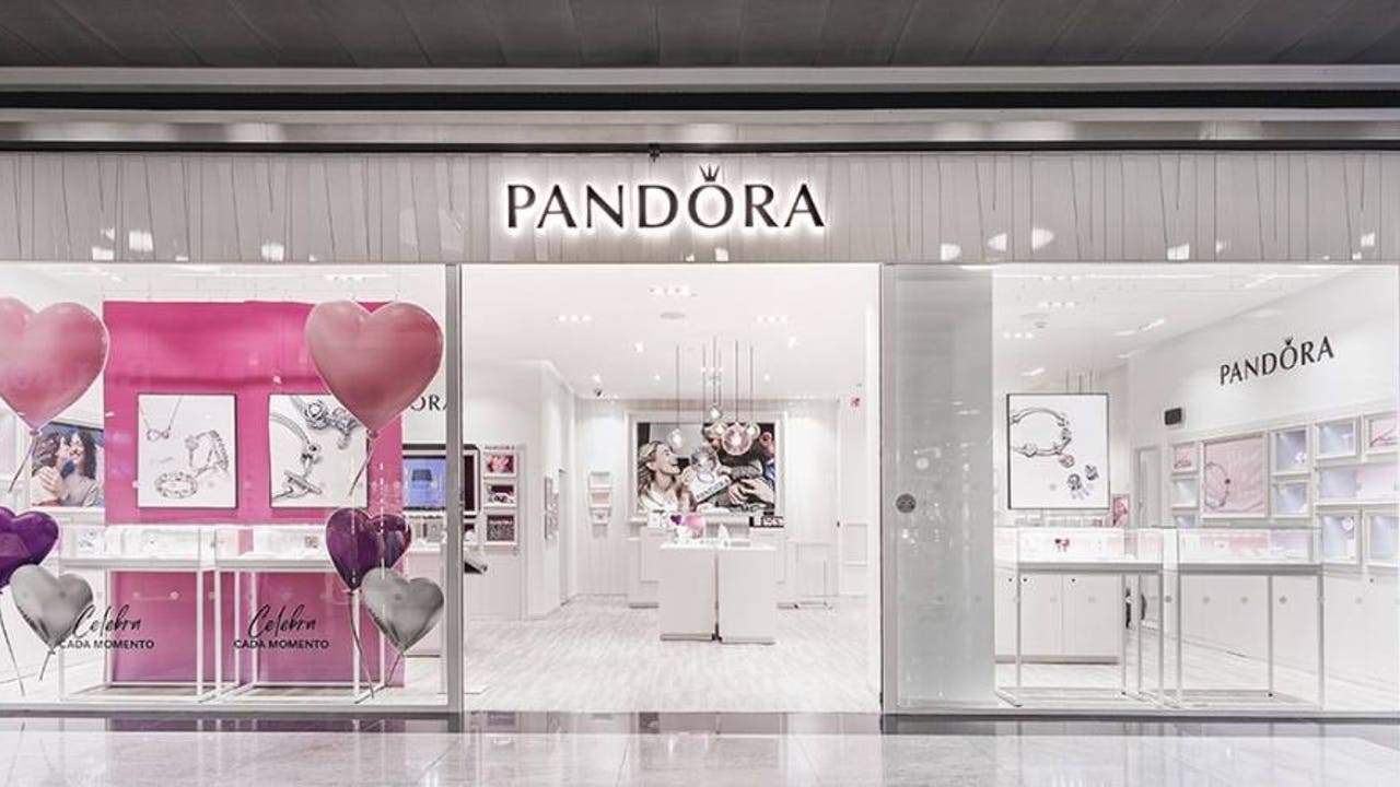 Pandora reinterpreta la feminidad en clave minimalista: los anillos que definen la elegancia moderna