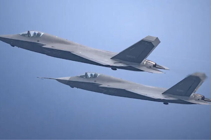 Dos prototipos del J-35 volando en formación.