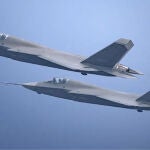 Dos prototipos del J-35 volando en formación.