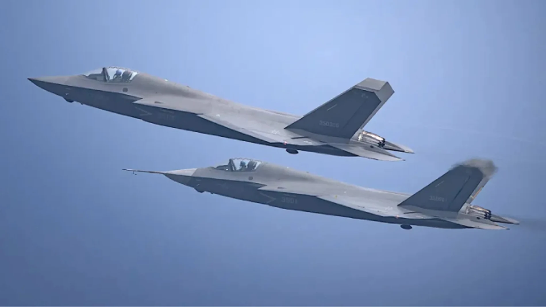 Dos prototipos del J-35 volando en formación.
