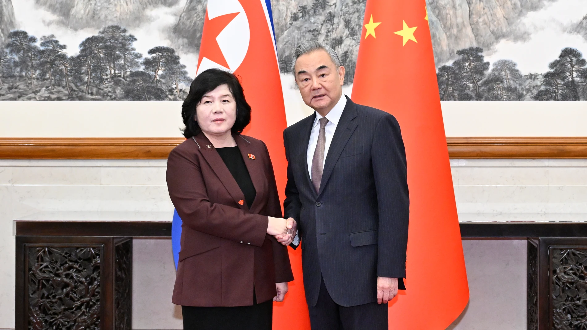 Beijing (China), 28/09/2025.- Chinese Foreign Minister Wang Yi (R) shake hands with North Korean Foreign Minister Choe Son Hui in Beijing, China, 28 September 2025 (issued 29 September 2025). EFE/EPA/XINHUA / Yue Yuewei CHINA OUT / UK AND IRELAND OUT / MANDATORY CREDIT EDITORIAL USE ONLY