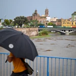 Una persona cruza un puente sobre el río Ana