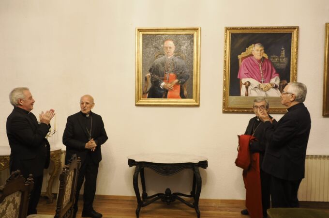 Momento en el que se ha descubierto el retrato de Ricardo Blázquez en el Salón del Trono del Palacio Arzobispal de Valladolid