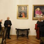 Momento en el que se ha descubierto el retrato de Ricardo Blázquez en el Salón del Trono del Palacio Arzobispal de Valladolid