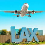 Un avión despega en el aeropuerto de Los Ángeles