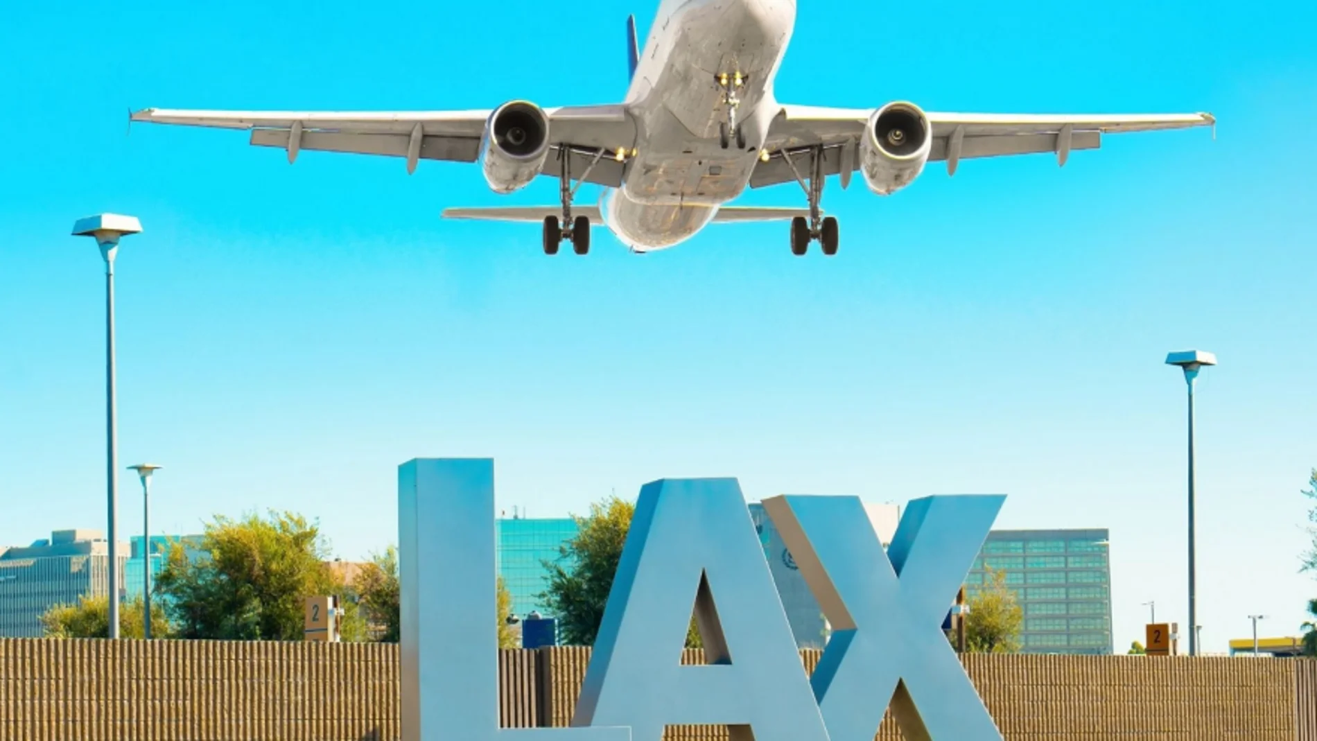 Un avión despega en el aeropuerto de Los Ángeles