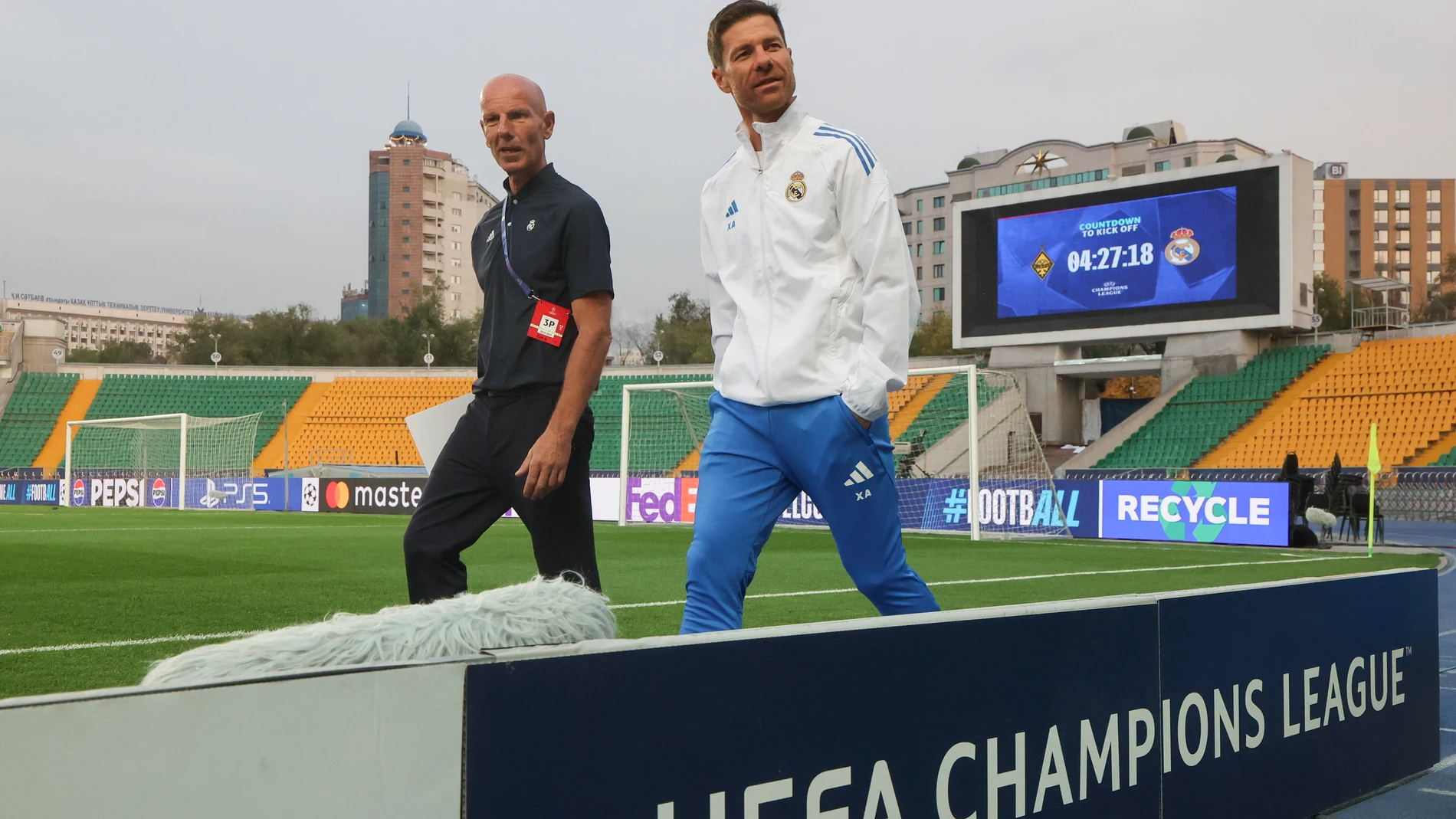 ALMATY (Kazakhstan), 29/09/2025.- Xabi Alonso (R), head coach of Real Madrid, attends the training session ahead of their UEFA Champions League match between Kairat Almaty and Real Madrid, in Almaty, Kazakhstan, 29 September 2025. Kairat will play against Real Madrid on 30 September 2025. (Liga de Campeones, Kazajstán) EFE/EPA/MAXIM SHIPENKOV