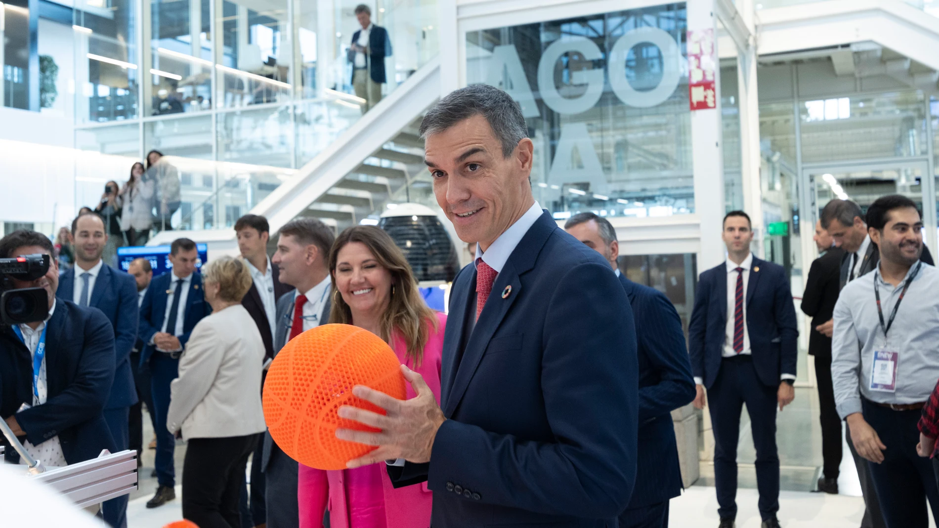 GRAFCAT2490. BARCELONA, 29/09/2025.- El presidente del Gobierno, Pedro Sánchez, durante la visita que ha realizado este lunes al hub tecnológico DFactory Barcelona, donde se está celebrando la sexta edición de la Barcelona New Economy Week (BNEW). EFE/Marta Pérez