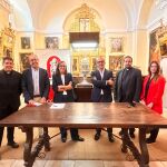 La custodia de la Colegiata viaja a Londres para unas jornadas de conservación y estudio. En la imagen, Ana Muñoz y José Manuel Chillón, y el párroco de Toro, entre otros
