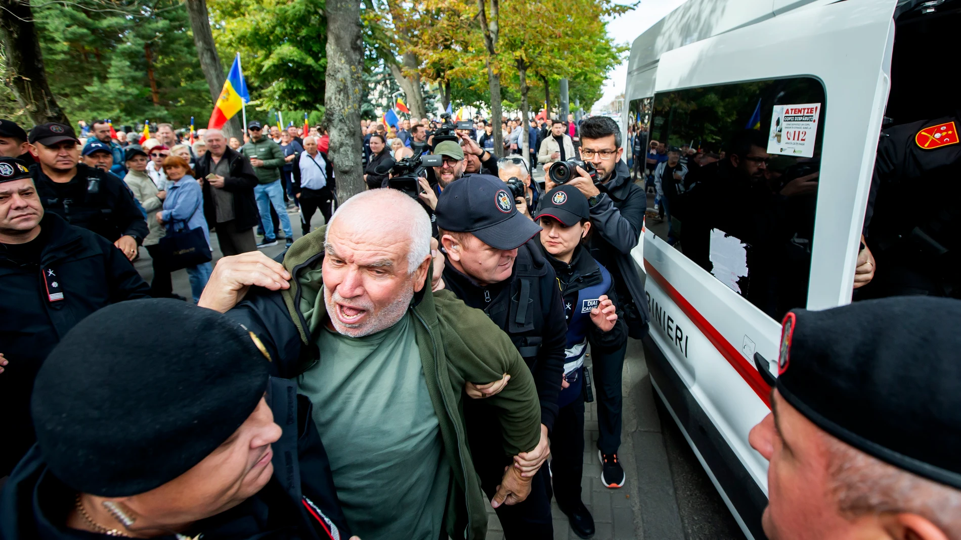 Agentes de policía detienen a un hombre durante una protesta de la oposición frente al edificio del Parlamento en Chisinau, Moldavia,