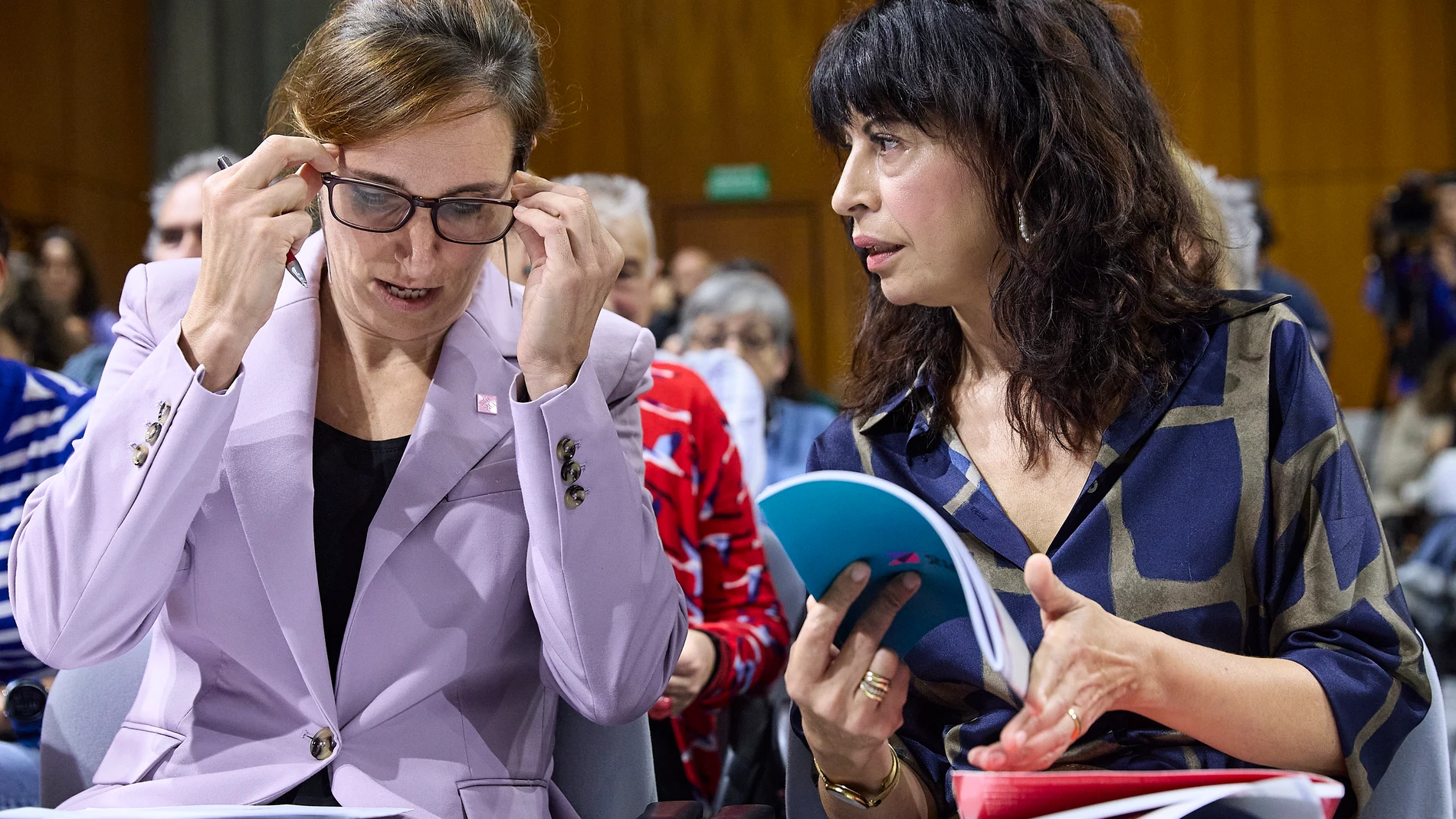 La ministra de Igualdad, Ana Redondo (d), preside junto a la ministra de Sanidad, Mónica García (i), el evento conmemorativo de los 40 Años de la Legalización del Aborto en España, en el Ministerio de Igualdad, a 29 de septiembre de 2025, en Madrid (España). El evento, organizado por el Ministerio de Igualdad y el Ministerio de Sanidad, e impulsado por el programa ‘Quieroabortar’, reúne a representantes institucionales, activistas y profesionales del ámbito sanitario y feminista para abordar ...
