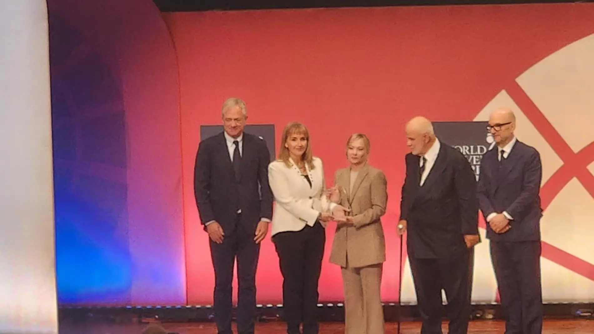 La primera ministra de Italia, Georgia Meloni, junto a la consejera delegada interina de WTTC, Gloria Guevara, en la ceremonia de apertura de la 25ª Cumbre Global del Consejo Mundial de los Viajes y el Turismo