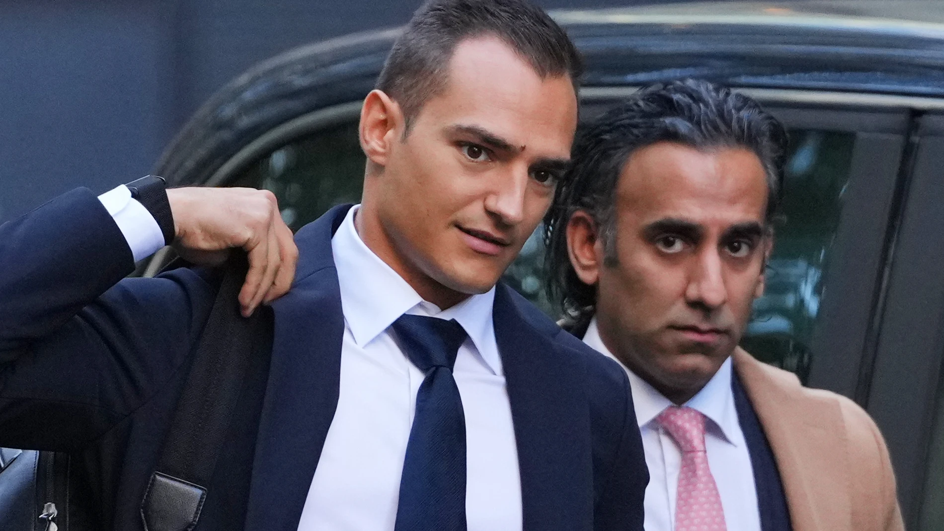 IndyCar champion Alex Palou, left, with legal representative Kavan Bakhda arrive at court at the start of a breach of contract lawsuit with McLaren Racing, in London, Monday, Sept. 29, 2025. (AP Photo/Kirsty Wigglesworth)