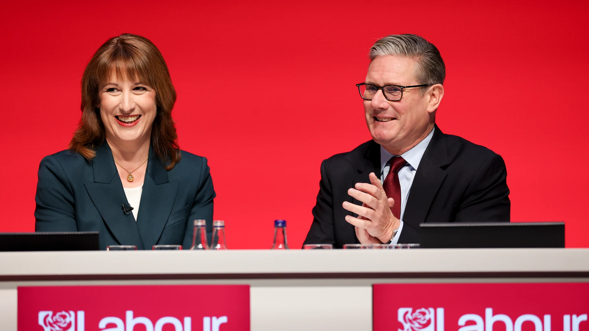 LIVERPOOL (United Kingdom), 29/09/2025.- Britain's Chancellor of the Exchequer Rachel Reeves (L) and British Prime Minister Kier Starmer (R) attend the keynote speeches during the Labour Party Conference in Liverpool, Britain, 29 September 2025. The conference runs from 28 September to 01 October at the Arena Convention Centre in Liverpool. (Reino Unido) EFE/EPA/ADAM VAUGHAN