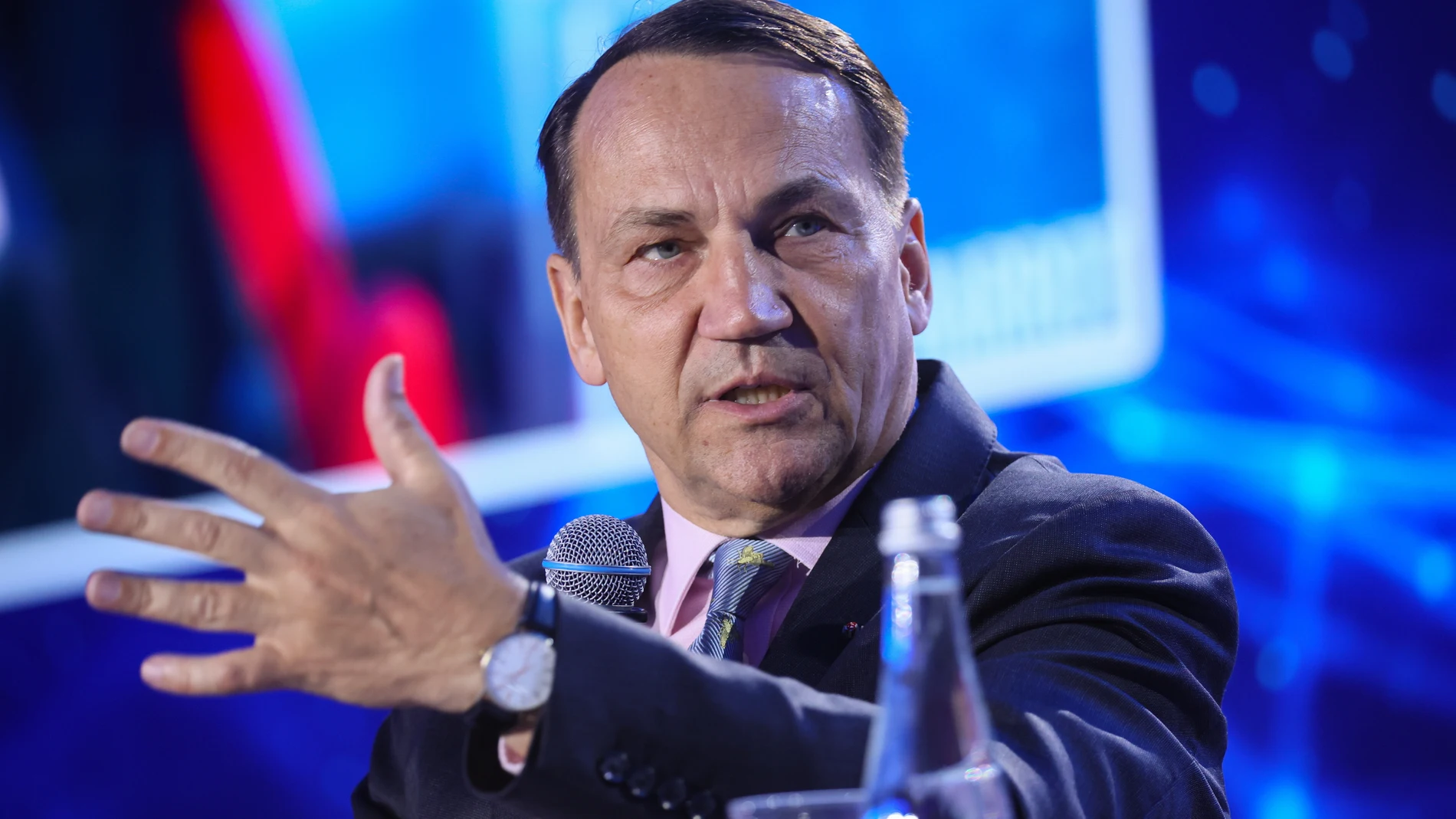 Warsaw (Poland), 29/09/2025.- Polish Foreign Minister Radoslaw Sikorski speaks during the opening debate of the Warsaw Security Forum in Warsaw, Poland, 29 September 2025. The two-day international conference is dedicated to European and global security, and will gather nearly 2,500 delegates from 80 countries, including politicians, military officials, and security experts at the DoubleTree by Hilton Hotel in Warsaw. (Polonia, Varsovia) EFE/EPA/LESZEK SZYMANSKI POLAND OUT