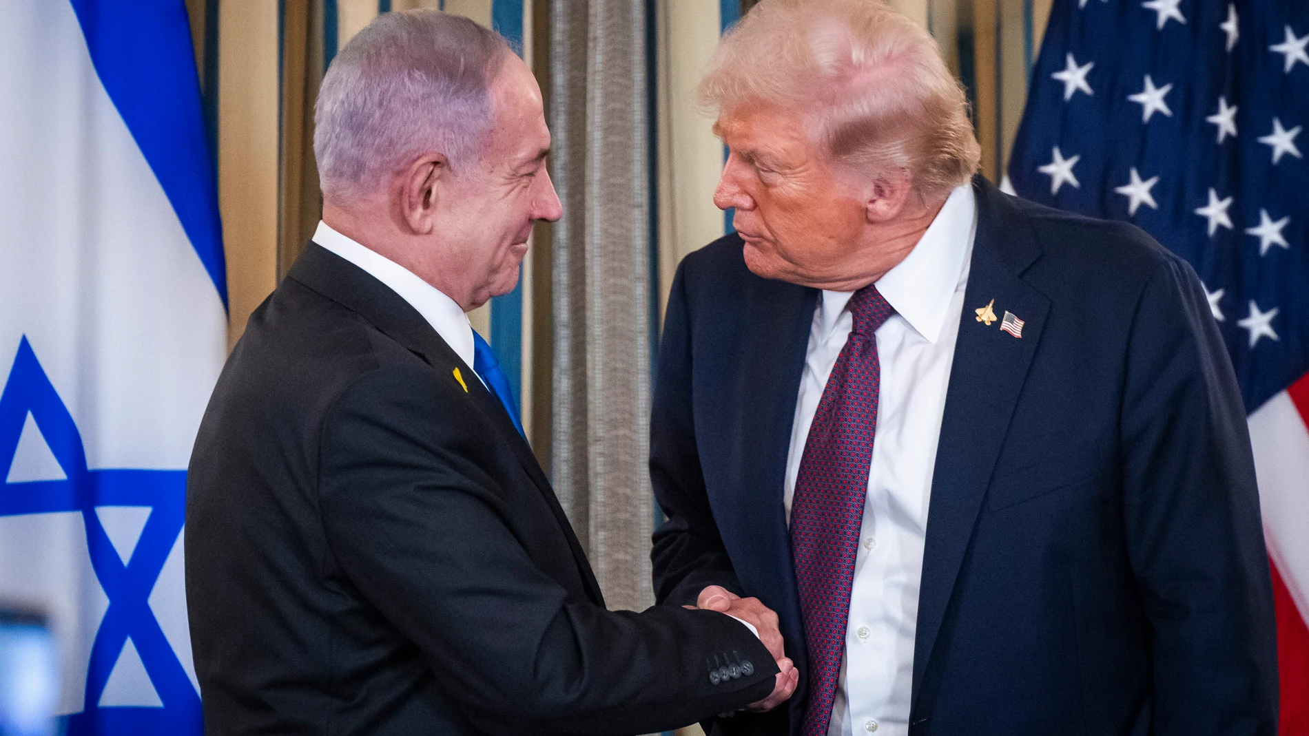 WASHINGTON (United States), 29/09/2025.- US President Donald Trump (R) shakes hands with Israeli Prime Minister Benjamin Netanyahu (L) after they spoke at a press conference in the State Dining Room of the White House in Washington, DC, USA, 29 September 2025. In their meeting, Trump pressed Netanyahu to accept a peace deal to end Israel’s on-going war in Gaza, and for Hamas to free their remaining hostages. EFE/EPA/JIM LO SCALZO / POOL