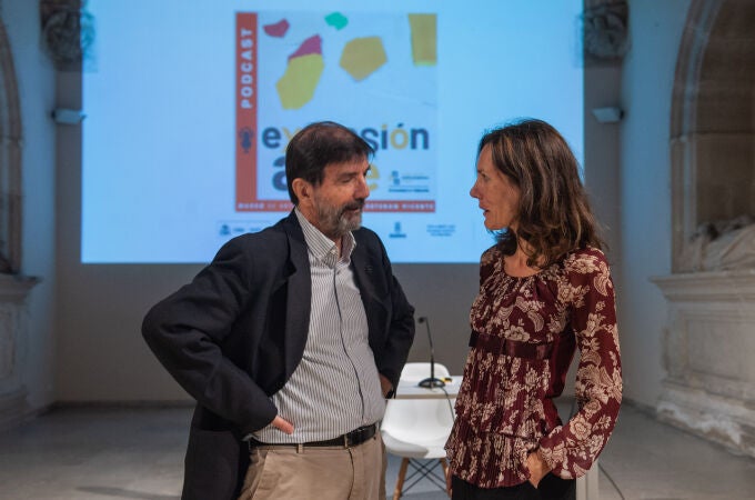 La directora del Museo Esteban Vicente, Ana Doldán de Cáceres, conversa con el vicerrector de la UVa del campus de Segovia, Agustín García Matilla, antes de presentar el proyecto