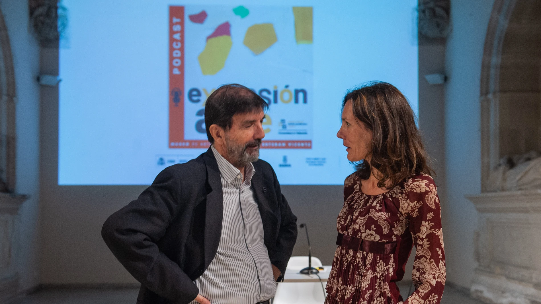La directora del Museo Esteban Vicente, Ana Doldán de Cáceres, conversa con el vicerrector de la UVa del campus de Segovia, Agustín García Matilla, antes de presentar el proyecto