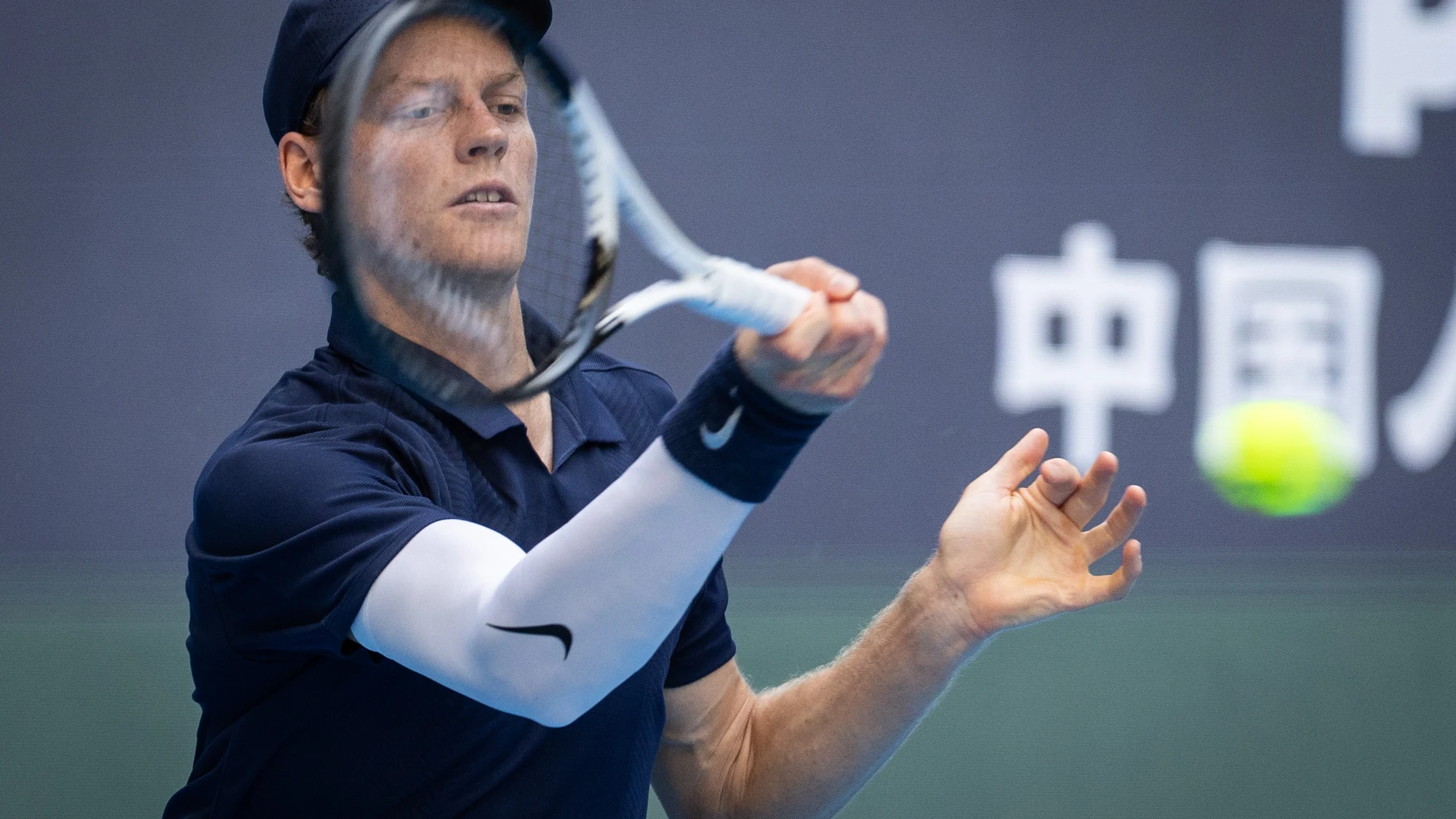 BEIJING (China), 29/09/2025.- Jannik Sinner of Italy in action against Fabian Marozsan of Hungary at the China Open tennis tournament in Beijing, China, 29 September 2025. (Tenis, Hungría, Italia) EFE/EPA/JESSICA LEE