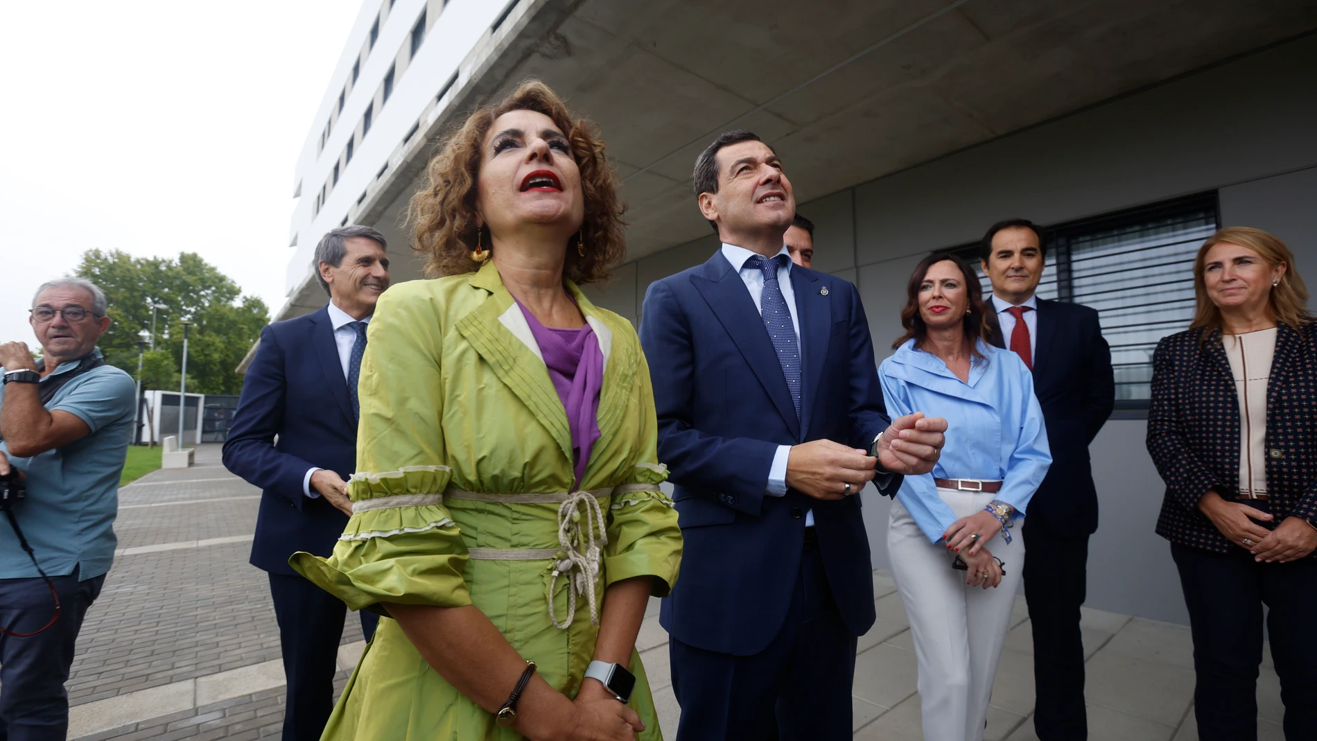 GRAFAND859. CÓRDOBA, 29/09/2025.- El presidente de la Junta de Andalucía, Juanma Moreno (d), junto a la vicepresidenta primera del Gobierno y ministra de Hacienda, María Jesús Montero (i), juntos visitan las viviendas en alquiler para mayores momentos antes del acto de entrega de llaves este lunes en Córdoba.EFE/Salas