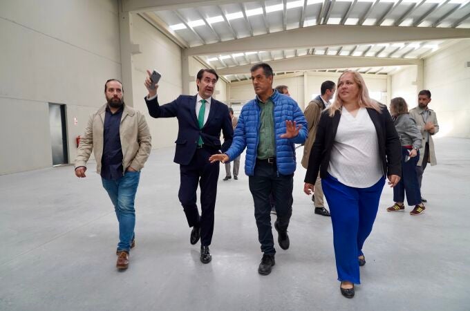  El consejero de Medio Ambiente, Vivienda y Ordenación del Territorio, Juan Carlos Suárez-Quiñones, visita las naves logísticas promovidas por la Junta en el polígono de Villadangos del Páramo
