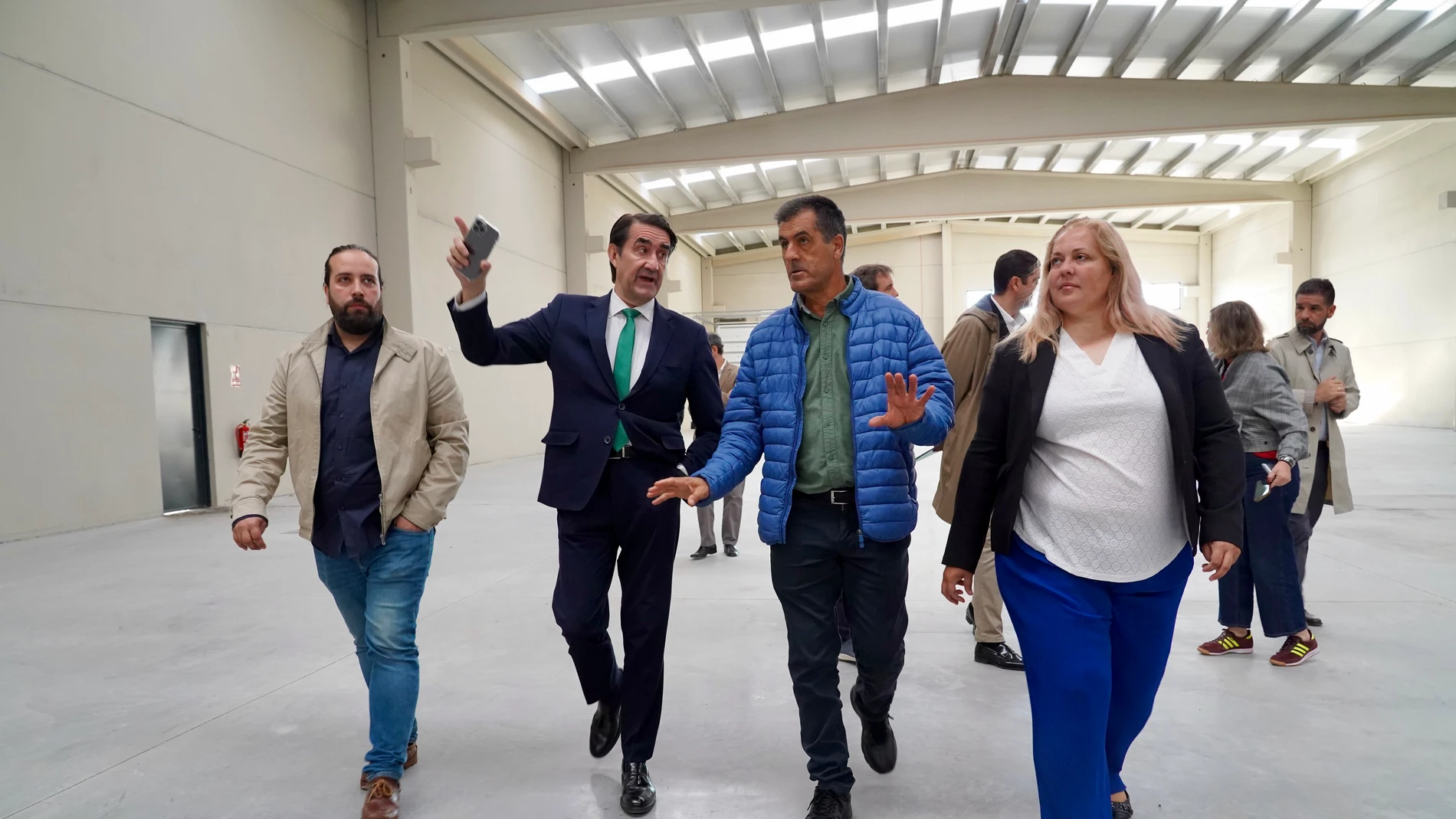 El consejero de Medio Ambiente, Vivienda y Ordenación del Territorio, Juan Carlos Suárez-Quiñones, visita las naves logísticas promovidas por la Junta en el polígono de Villadangos del Páramo