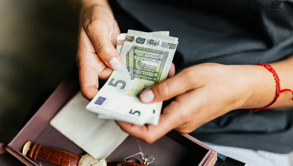 Dinero en efectivo guardado en casa