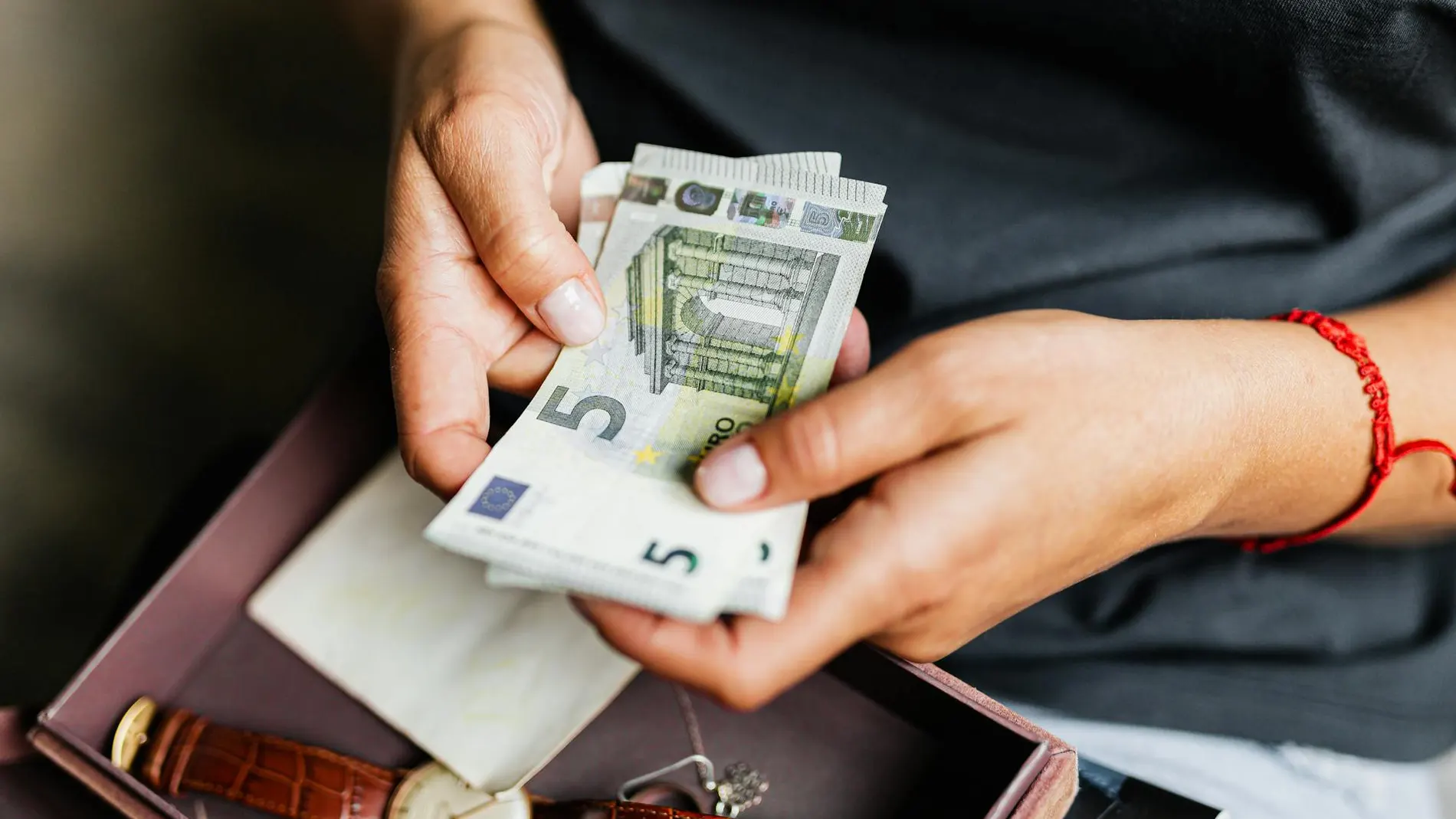 Dinero en efectivo guardado en casa