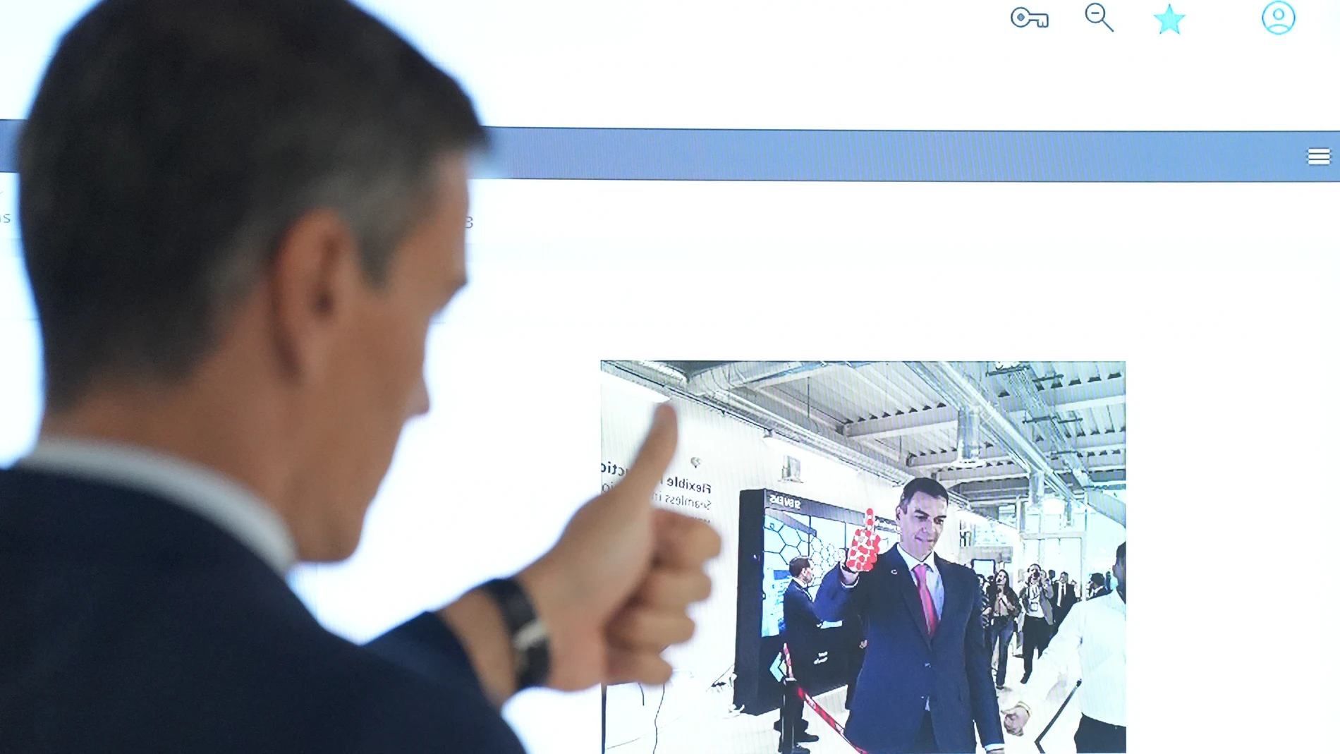 El presidente del Gobierno, Pedro Sánchez, durante una visita al DFactory de la Zona Franca, a 29 de septiembre de 2025, en Barcelona, Cataluña (España). DFactory Barcelona es una iniciativa liderada por el Consorci de la Zona Franca de Barcelona cuyo objetivo es el fomento y el desarrollo de la industria 4.0 potenciando un ecosistema de atracción de talento, tecnología e inversiones en un espacio único. 29 SEPTIEMBRE 2025 David Zorrakino / Europa Press 29/09/2025