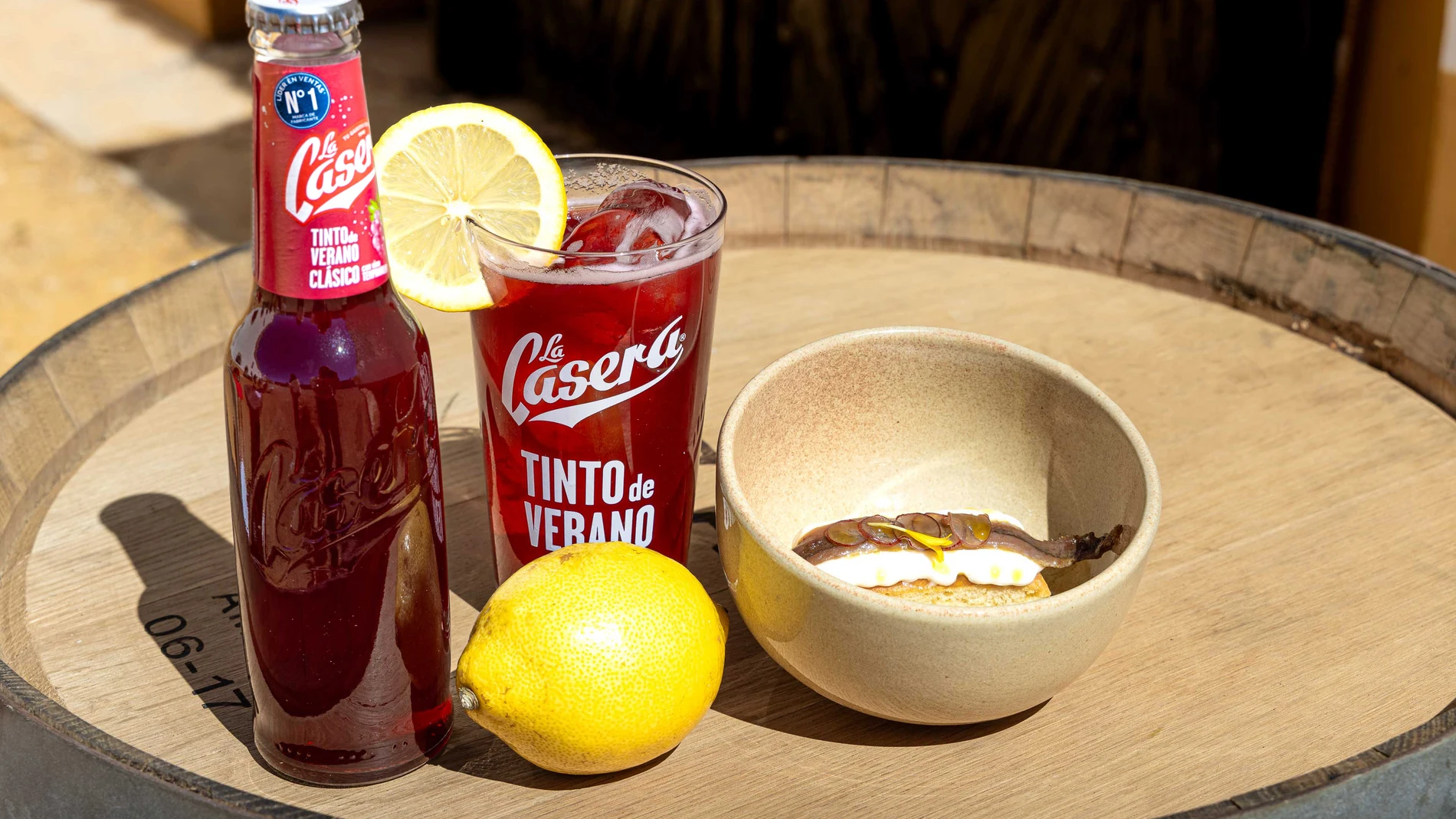 Tinto de verano La Casera con sobao de queso manchego y anchoa