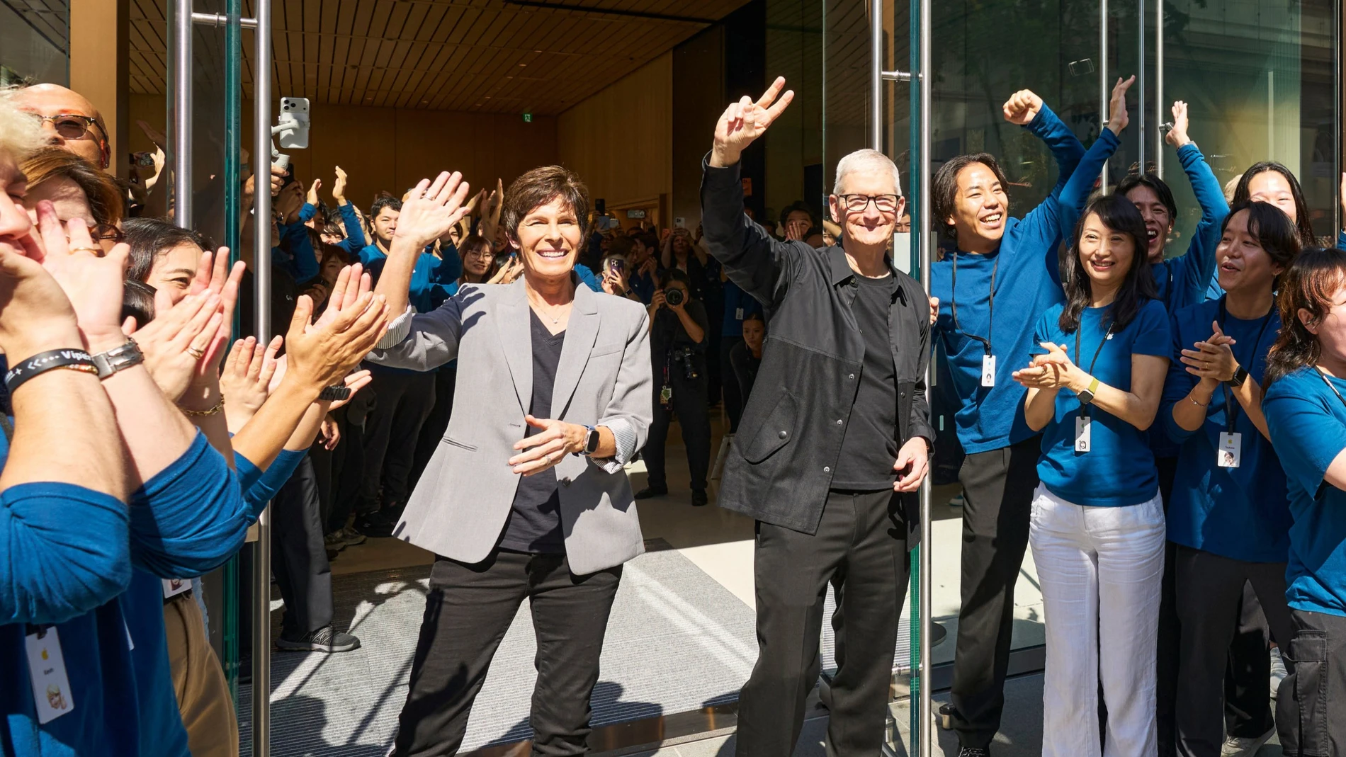 Tim Cook, CEO de Apple y Deirdre O'Brien, en la apertura de la nueva tienda de Apple en Ginza, Tokio