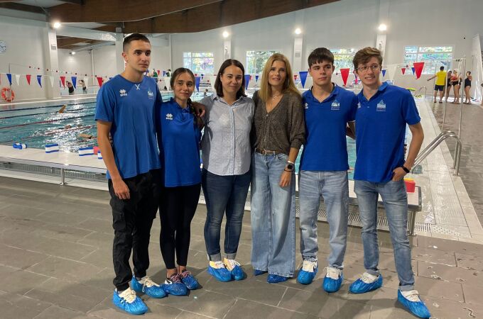 La concejala de Deportes, Almudena Parres, visita las instalaciones, acompañada, entre otros, por María Cerón, presidenta del Club Acuático Salamanca