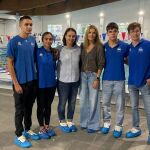 La concejala de Deportes, Almudena Parres, visita las instalaciones, acompañada, entre otros, por María Cerón, presidenta del Club Acuático Salamanca