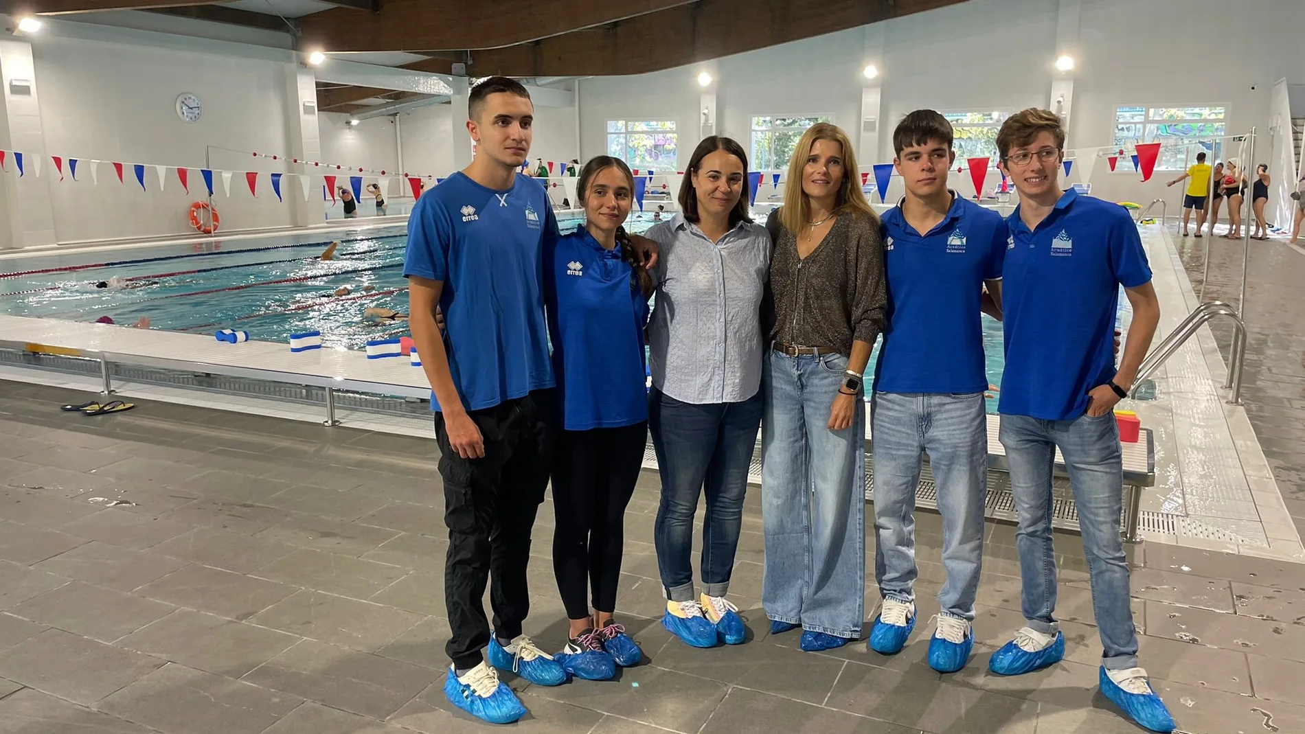 La concejala de Deportes, Almudena Parres, visita las instalaciones, acompañada, entre otros, por María Cerón, presidenta del Club Acuático Salamanca