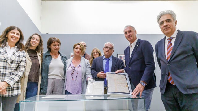 El consejero de Cultura, Turismo y Deporte, Gonzalo Santonja, entrega al Ayuntamiento de Segovia la 'Carta misiva del rey Juan II', restaurada por el Centro de Conservación y Restauración de Bienes Culturales de Castilla y León