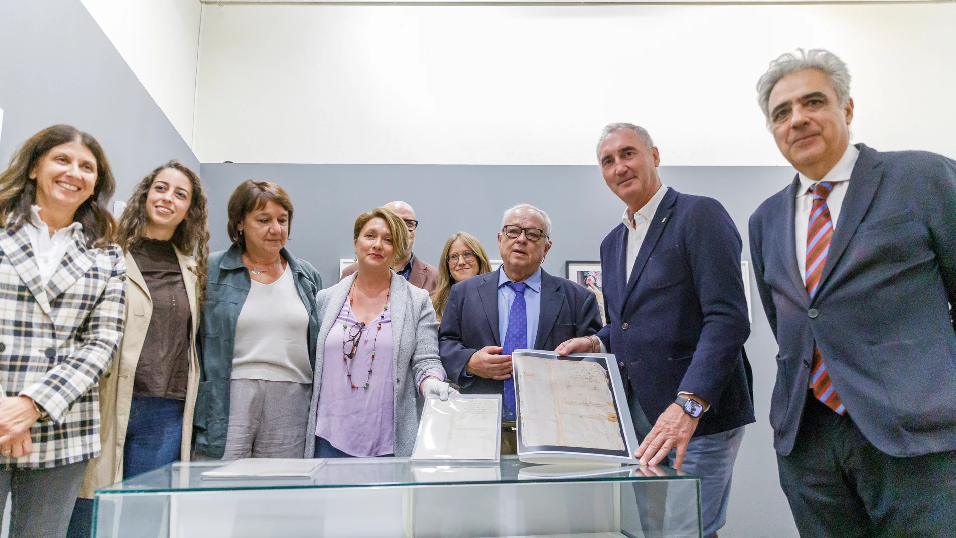 El consejero de Cultura, Turismo y Deporte, Gonzalo Santonja, entrega al Ayuntamiento de Segovia la 'Carta misiva del rey Juan II', restaurada por el Centro de Conservación y Restauración de Bienes Culturales de Castilla y León