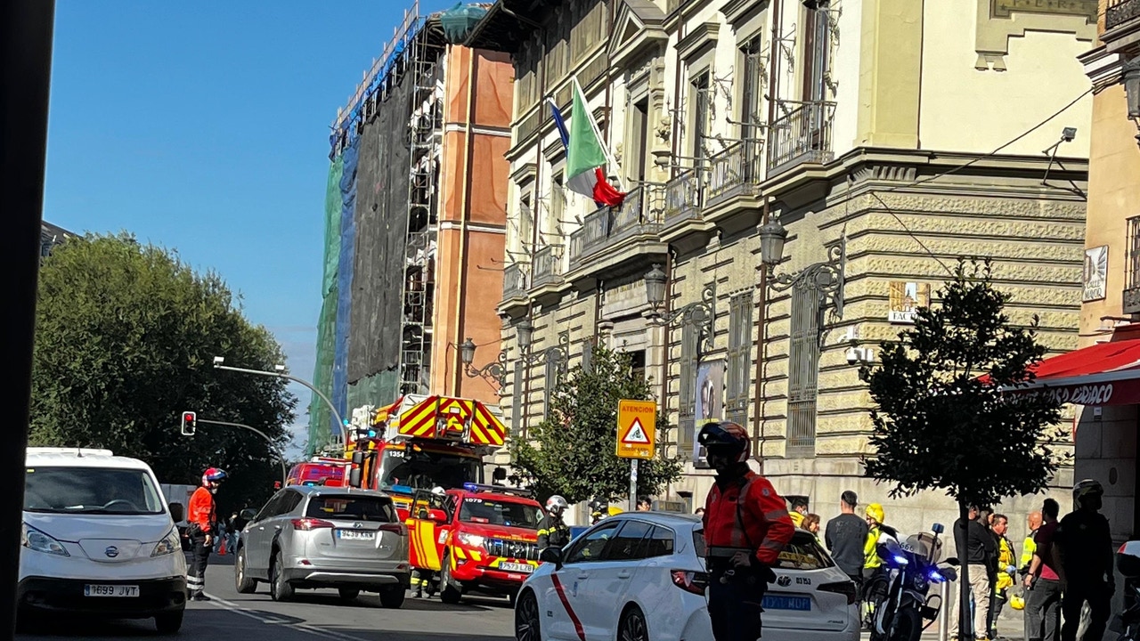 Extinguido un incendio de dos coches en un semisótano del centro de Madrid
