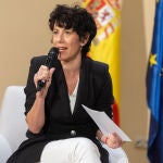 Elma Saiz se reúne con el Premio Nobel de Economía David Card para hablar de inmigración y mercado laboral