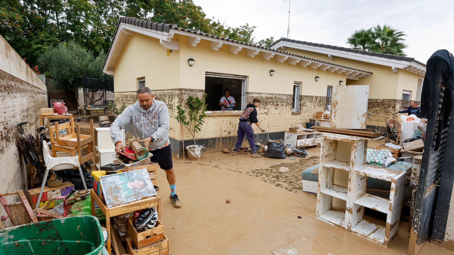 Viviendas inundadas en una urbanización en Santa Fe en Zaragoza