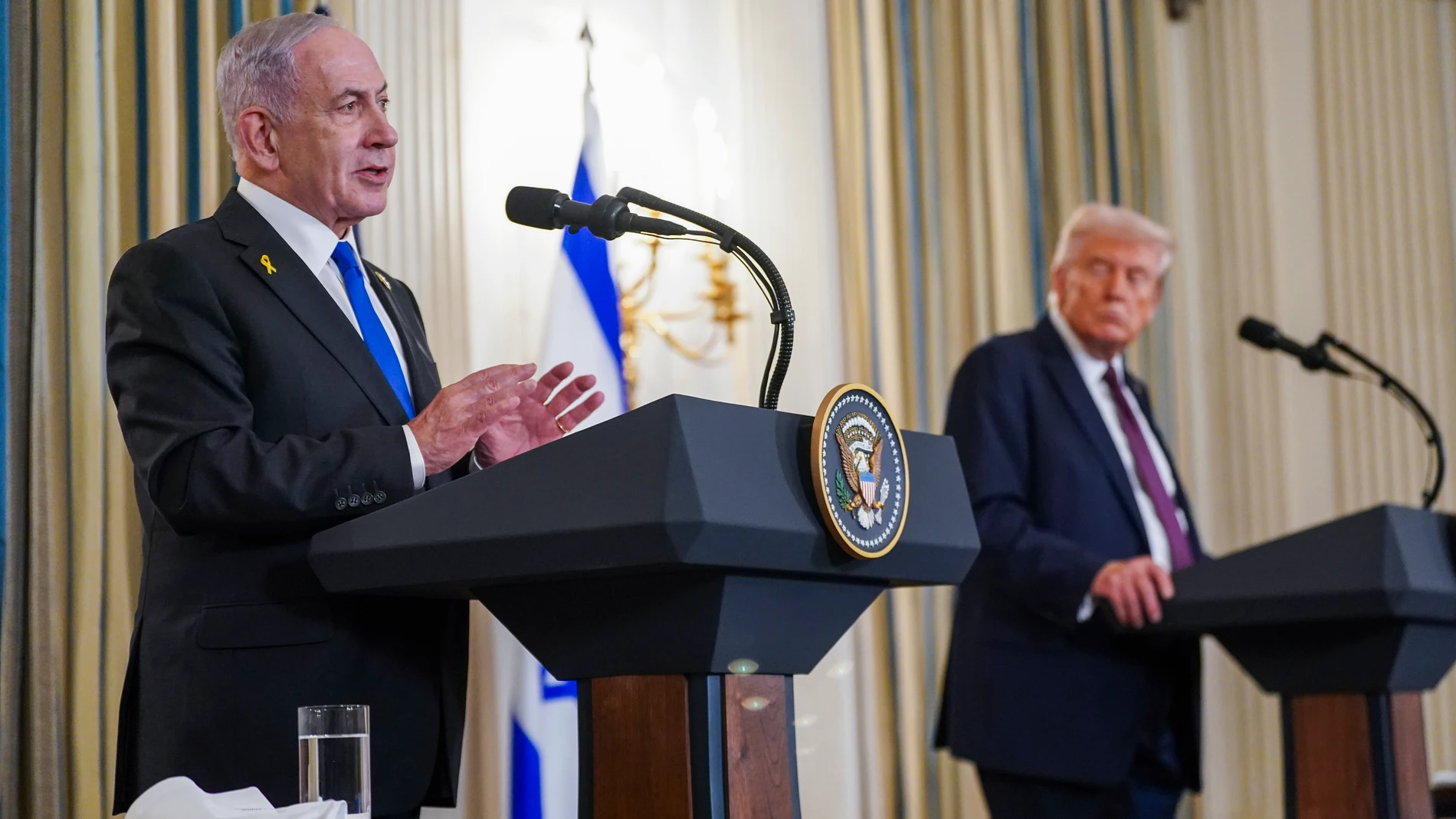 WASHINGTON (United States), 29/09/2025.- US President Donald Trump (R) and Israeli Prime Minister Benjamin Netanyahu (L) participate in a joint press conference in the State Dining Room of the White House in Washington, DC, USA, 29 September 2025. In their Oval Office meeting, Trump pressed Netanyahu to accept a peace deal to end Israel’s on-going war in Gaza, and for Hamas to free their remaining hostages. EFE/EPA/WILL OLIVER / POOL