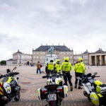 La Policía danesa patrulla alrededor del Palacio de Amalienborg antes de la cumbre de líderes europeos de este jueves