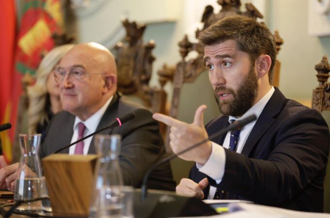 El concejal de Hacienda, Personal y Modernización Administrativa, Francisco Blanco, explica las medidas juntoi al alcalde Jesús Julio Carnero