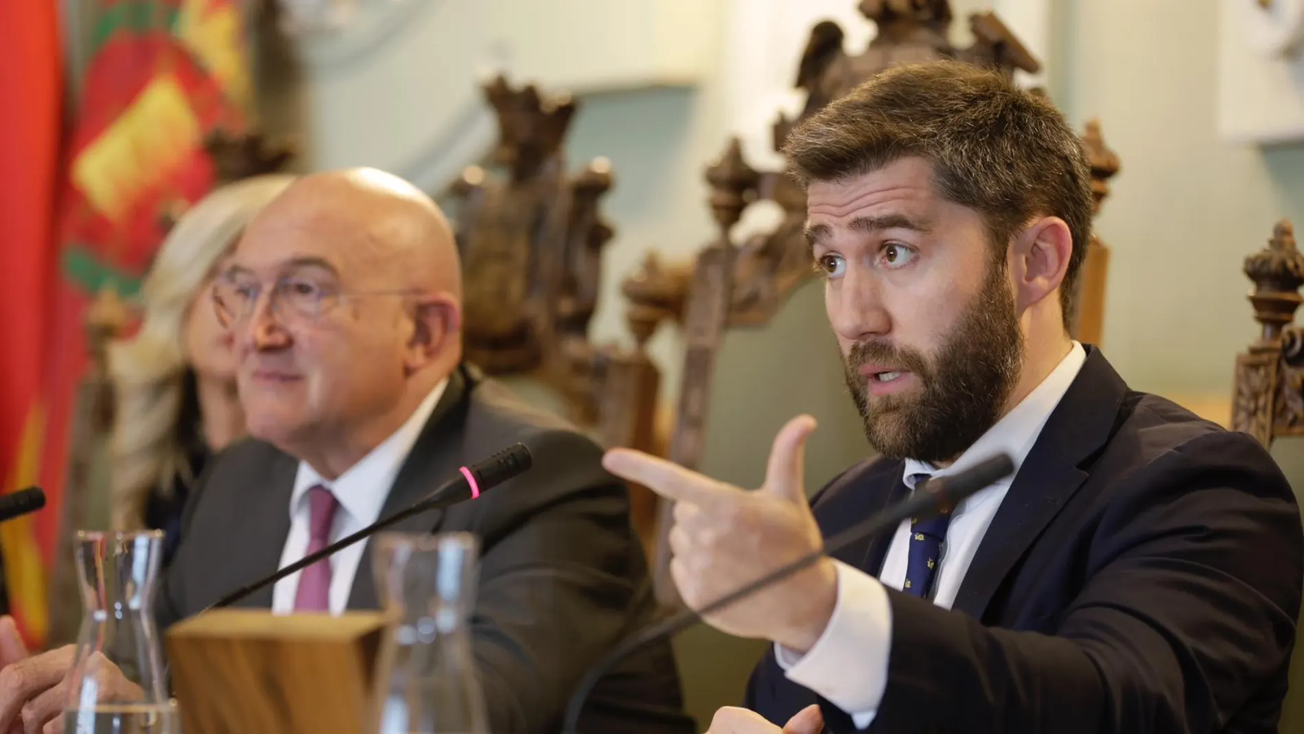 El concejal de Hacienda, Personal y Modernización Administrativa, Francisco Blanco, explica las medidas juntoi al alcalde Jesús Julio Carnero