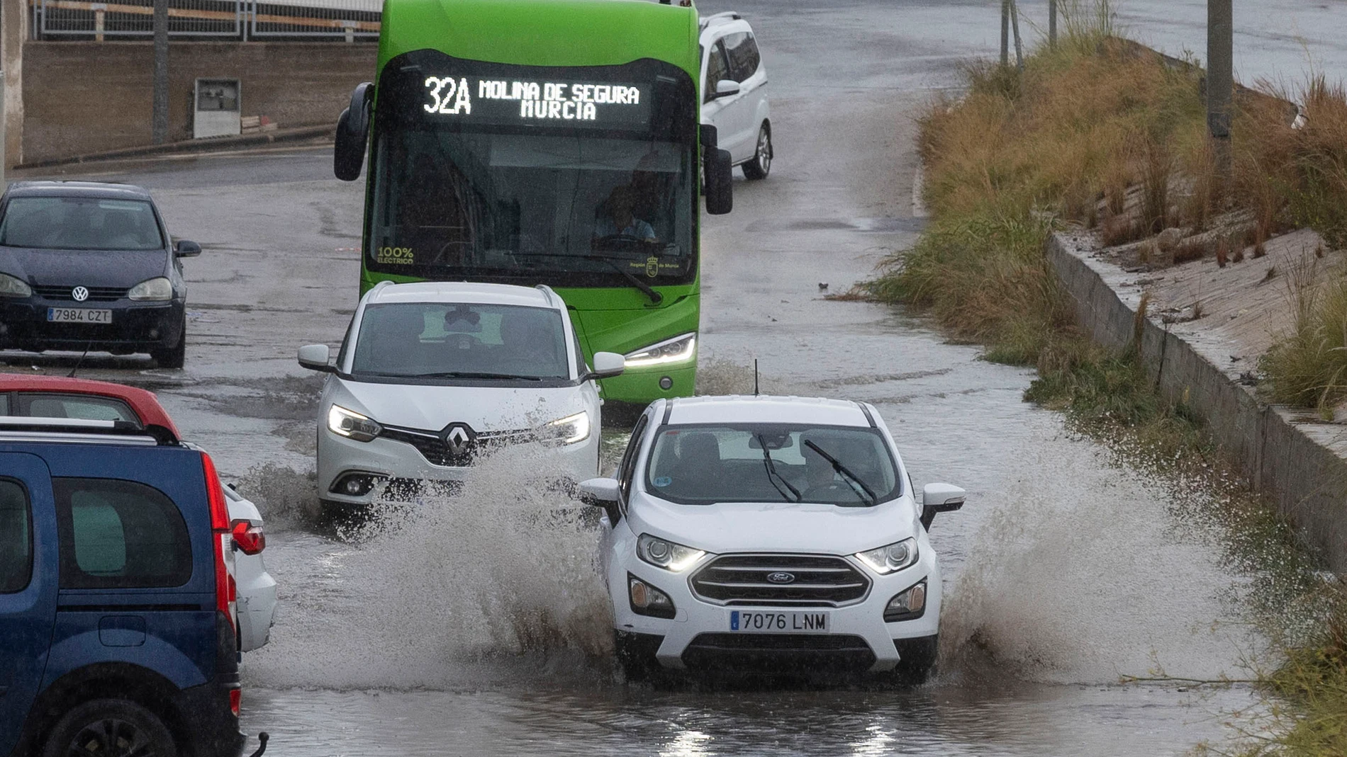 MOLINA DE SEGURA (MURCIA), 29/09/2025.- Una tromba de agua de 73 litros por metro cuadrado (l/m2) ha obligado en la tarde de este lunes a rescatar a personas atrapadas en cuatro coches inmovilizados por el metro de altura que ha alcanzado el agua al final de la rambla por la calle San Juan y el Ayuntamiento de Molina de Segura (Murcia). EFE/Marcial Guillén