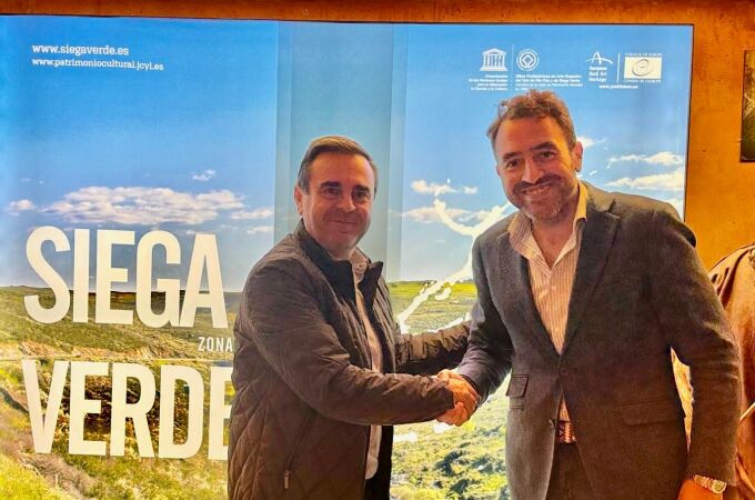 El director de la Fundación Siega Verde, Luis Ballesteros, recibe, en el yacimiento español, al nuevo presidente de la Fundación Côa Parque, João Paulo Sousa