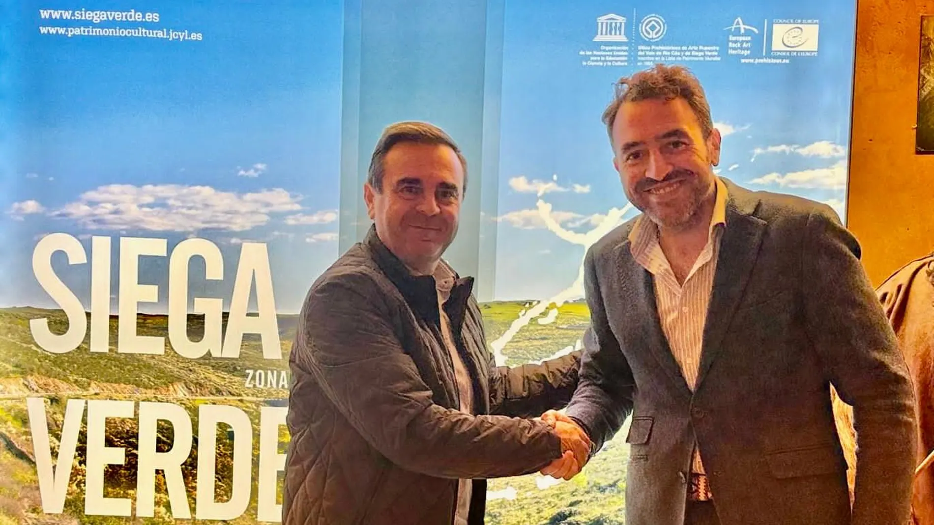 El director de la Fundación Siega Verde, Luis Ballesteros, recibe, en el yacimiento español, al nuevo presidente de la Fundación Côa Parque, João Paulo Sousa