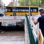 Vista de un paso inferior anegado en el barranco de la Saleta en Aldaia, Valencia, este lunes